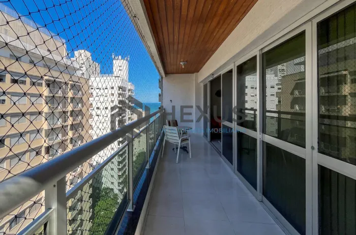 Apartamento com varanda vista mar a 1 quadra da praia nas Pitangueiras, Guarujá