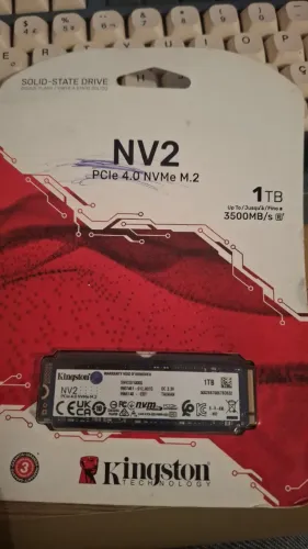 SSD Kingston NV2 de 1TB M.2 2280 NVMe, com velocidades de leitura de até 3500 MB/s.