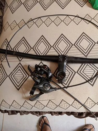 Mesa com guidão reto, alavanca de manete com passador dianteiro, pinça de freio