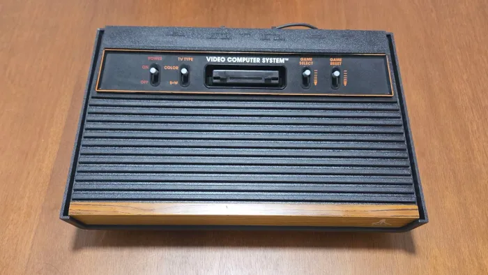 Atari 2600 Woody Americano com controle CX-40
