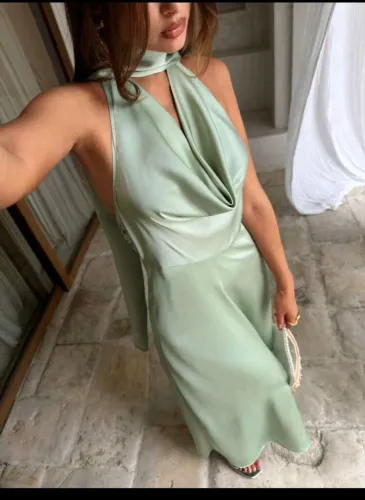 Vestido longo verde, com decote, com abertura nas costas, com gola removível, tamanho PP.