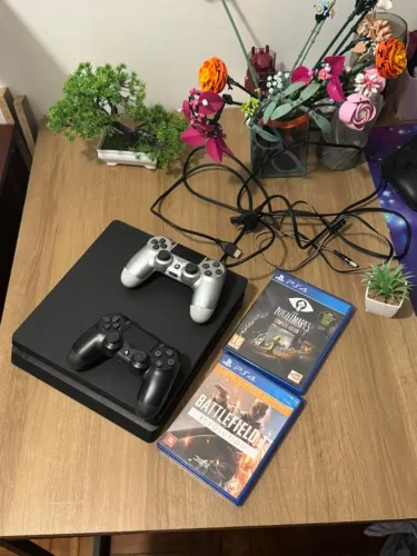 PS4 Slim 1tb F:12.00 D3sloqueav3L + 2 Jogos e 2 controles Unico dono | Ipanema RJ |
