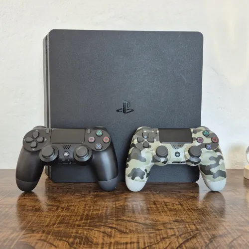 PS4 Slim 1TB + 2 Manetes.