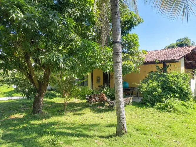 MORE EM UM CONDOMÍNIO HORIZONTAL DE CASAS - ARBORIZADO