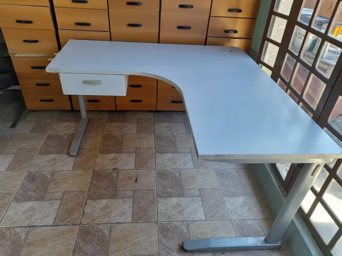 Mesa de canto em L - Usado