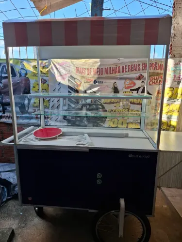 $3.500,00PARA EVENTOS  NOVO PRATELEIRAS DE VIDRO E BEM ESPAÇOSO PARA GUARDAR ITENS DENTRO