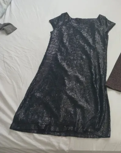 Vestido Preto de Paetê Manga Curta Evasê