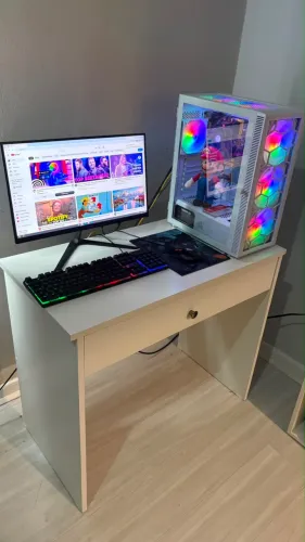 PC gamer com mesa completo
