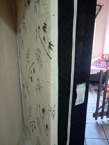 Vendo cama de solteiro conjugada 