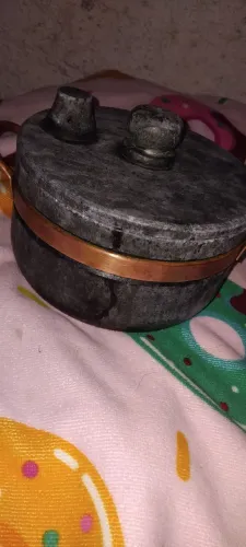 Panela de Pedra Sabão com Detalhes em Cobre