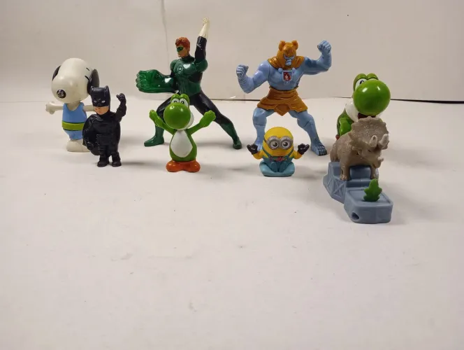 Lote 8 Bonecos Colecionáveis - Minions, Batman, Snoopy e Outros