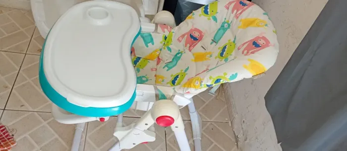 Cadeira de alimentação com bebe conforto 