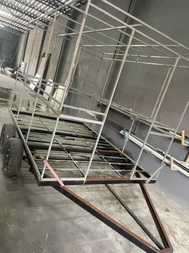 Vendo Trailer na Estrutura - 2 Eixos 