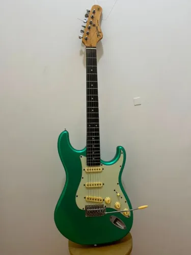 Guitarra Tagima TG-500 Stratocaster - Verde Metálico - com correia e cabo. 