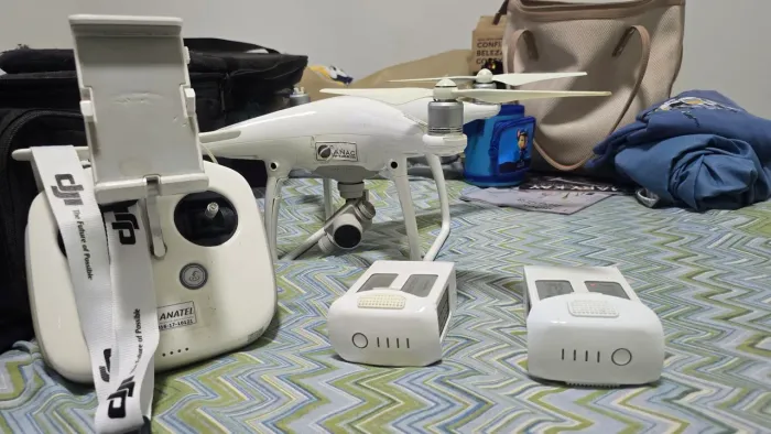 DRONE DJI PHANTON P 4 COM 2 BATERIAS E BOLSA DE VIAGEM