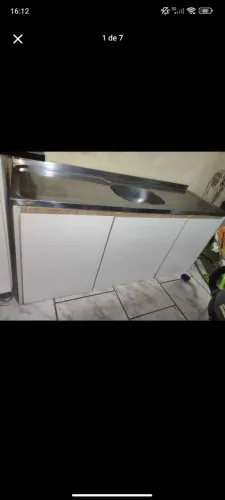 Armário de pia com tampo e armário aéreo.