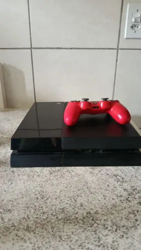 Vendo Playstation 4 com um controle vermelho original