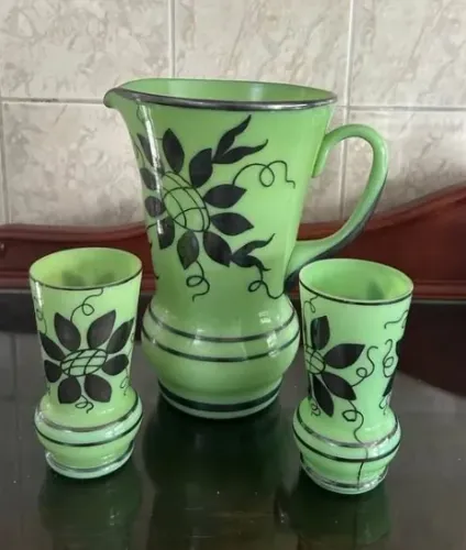 Antiga jarra em vidro verde leitoso com 2 copos Elegante