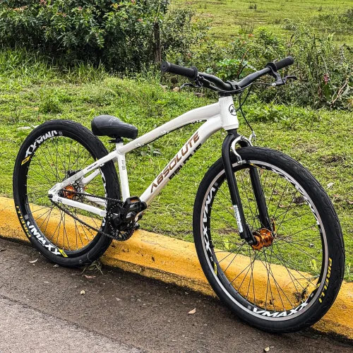 Bicicleta Absolute Brutus Pro, Freio MT200, Cubo barulhento, Aros Vmaxx.