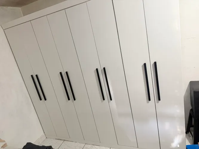 Guarda roupa 8 portas e que contém 4 gavetas em ótimas condições.