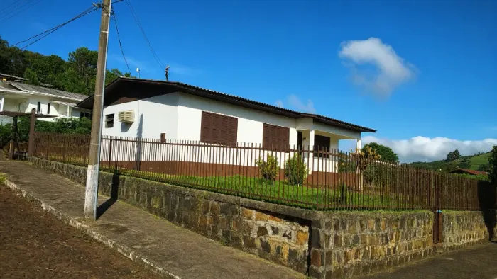 Casa 3 quartos, terreno grande, bairro tranquilo - Modelo/SC
