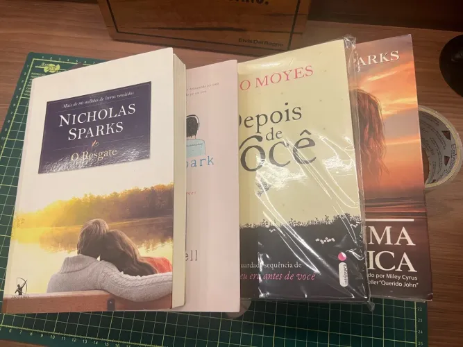 Kit com 4 livros de Nicholas Sparks, Jojo Moyes e Rainbow Rowell