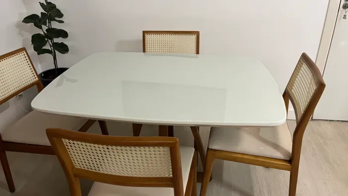 Mesa com cadeiras de madeira maciça