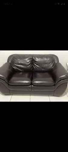 Sofá marrom escuro couro