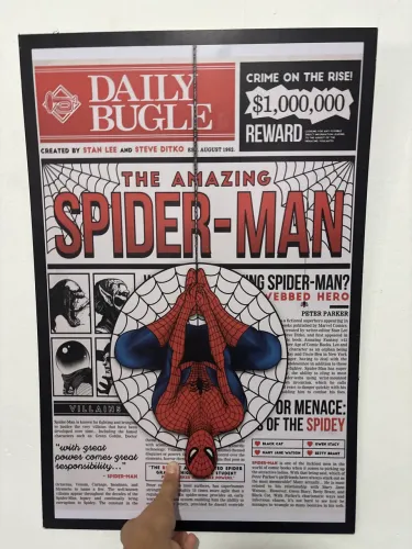 Vendo quadro do homem aranha em perfeito estado, vai com a fita pra colar na parede