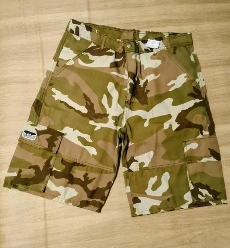 Bermuda Camuflada - Nova (nunca usada)- Veste 44 - 46 (G).