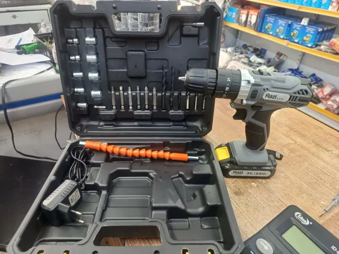 Furadeira e parafusadeira com impacto a bateria 21v excelente original 