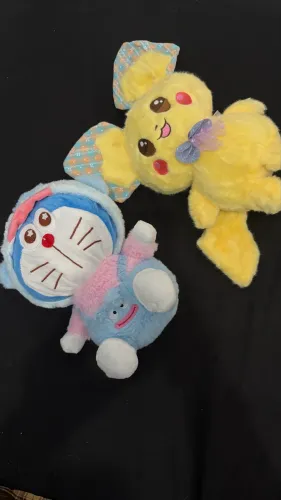 kit 2 pelúcia pikachu e doreamon pegos em maquina