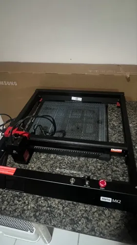 AlgoLaser Alpha MK2 20W + Base Colmeia + Rotativo Copos + Pés