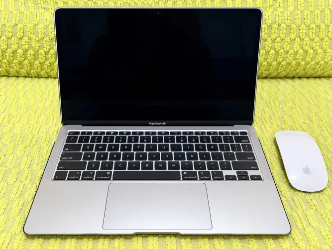 MacBook Air M2 2023 (256GB) + Magic Mouse Original