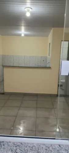 Alugo kitinetes para estudantes ou pessoas sozinha.