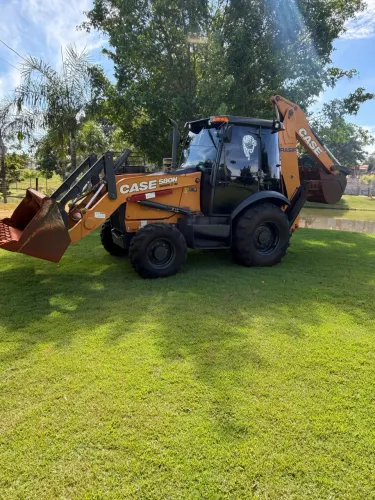 Retroescavadeira Case 580N ano 2023,4x4, com 2.100 horas