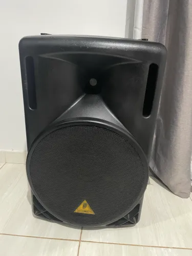 Caixa de som Ativa Behringer Eurolive B215A