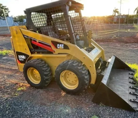 Mini carregadeira Cat 226b3 ano 2014