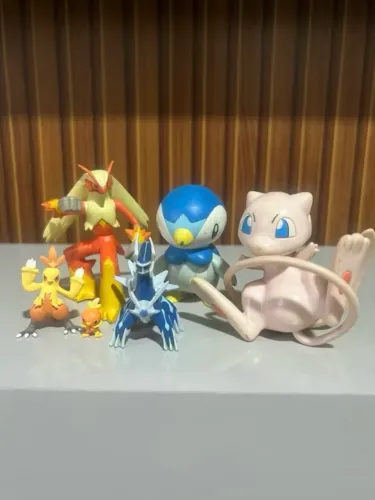 Bonecos Pokémon Torchic, Combusken, Blaziken, Mew, Dialga, Piplup