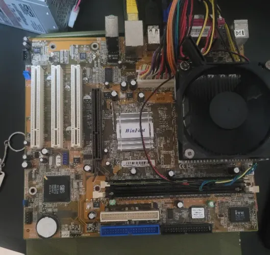 Placa Mãe Socket 462 WinFast + AMD Sempron 2400+ 1GB DDR + Cooler