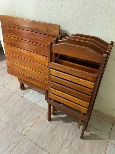 Jogo de Mesa Dobrável em Madeira com 4 Cadeiras