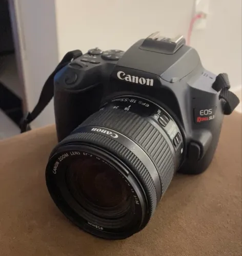 Canon EOS Rebel SL3 com lente EF-S 18-55mm IS STM