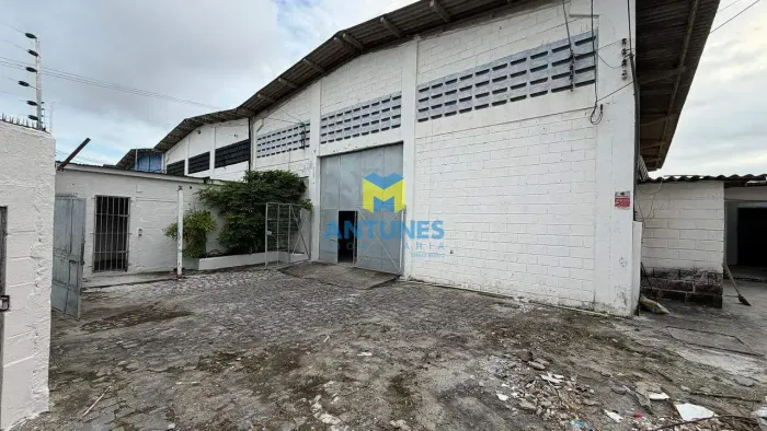 Alugue galpão com 450m² na IMBIRIBEIRA, com área externa murada e piso de alta nivelado