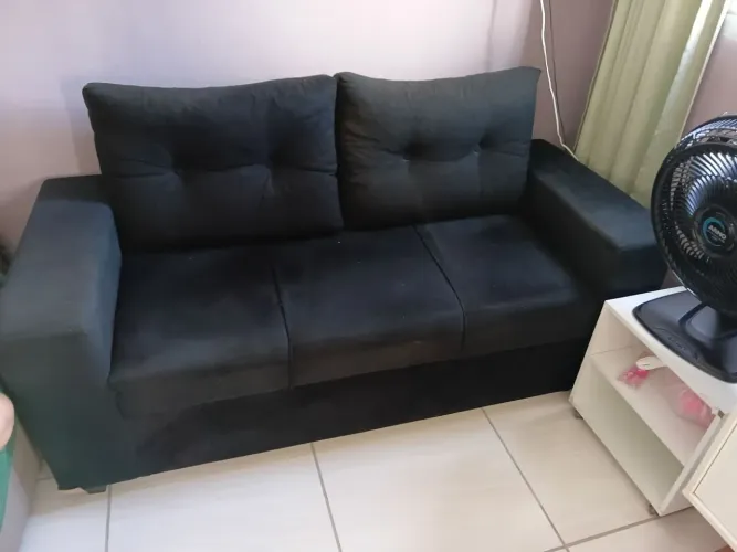 Vendo sofá 3 lugares cor Preta Por 500,00 contato : *
