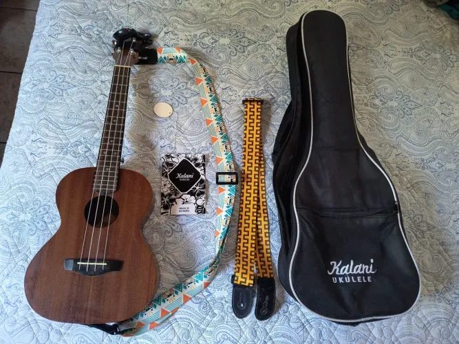 Vendo Ukulele Pouco usado da Kalani