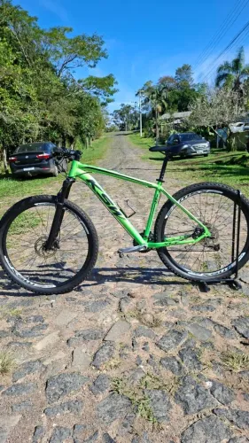Bicicleta MTB Aro 29 Shimano Acera Full + Diversos Acessórios de brinde