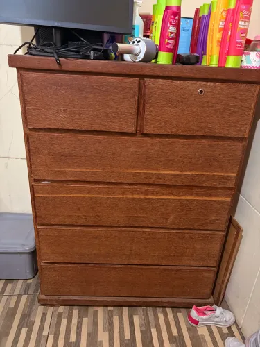 Cômoda de Sucupira, cama de solteiro, guarda-roupa portátil