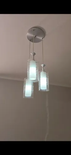 Conjunto de iluminação com : 1 pendente com tres luminaries e 1 pendente com 1 luminaria.