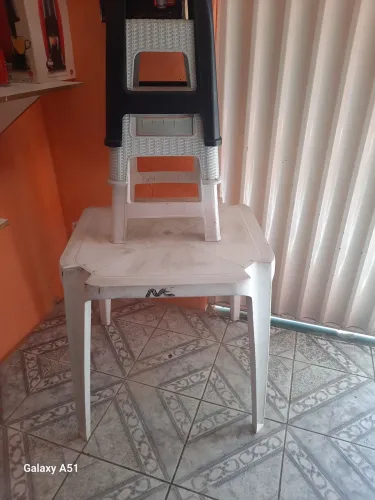 Uma mesa e 3 banquetas tudo 100 reais zap * 