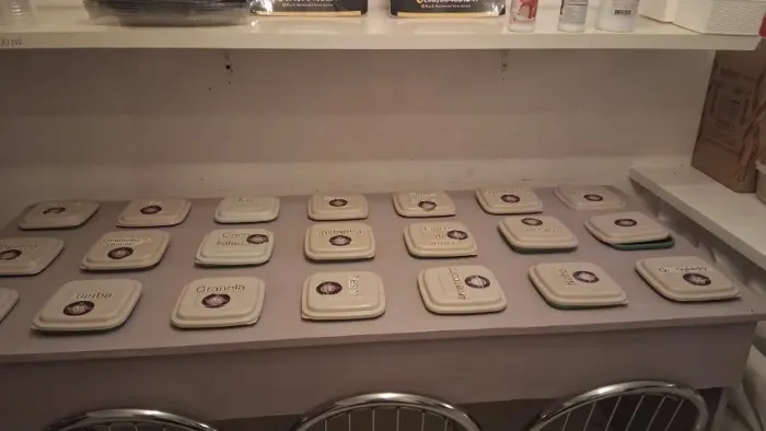 Mesa pra açaiteria pra 22 complemento e acompanha os depósitos.